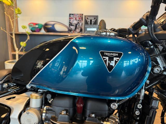 ボンネビル ボバー 新型2026年モデル インターステラブルー／サファイアブラック クルーズコントロール 14リットルタンク