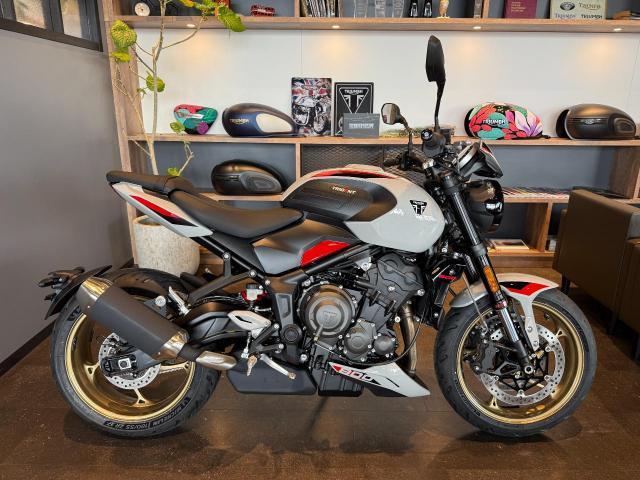 トライデント800 2026年新型車 アッシュグレー フライスクリーン ベリーパン クイックシフター 