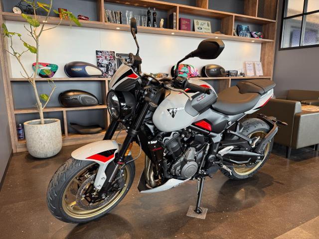 トライデント800 2026年新型車 アッシュグレー フライスクリーン ベリーパン クイックシフター 