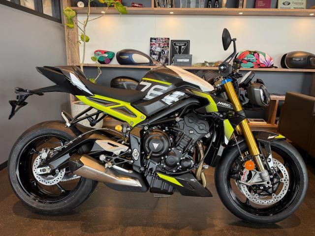 ストリートトリプル765 モト2エディション 2026モデル シリアルナンバー カーボン外装 オーリンズ ブレンボ エンボスシート