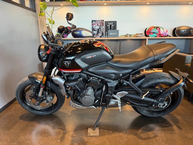 トライデント660 サファイアブラック 正規ディーラー中古車 グリップヒーター バーエンドミラー 各種プロテクター クイックシフタ