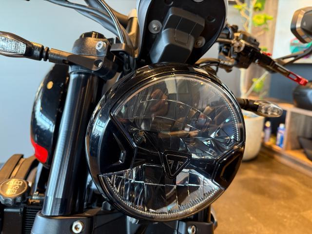 トライデント660 サファイアブラック 正規ディーラー中古車 グリップヒーター バーエンドミラー 各種プロテクター クイックシフタ