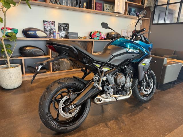 タイガースポーツ660 インターステラーブルー／ミネラルグレー クイックシフター 昇降可能スクリーン 3気筒エンジン