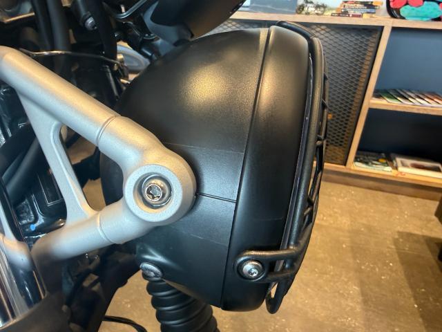 スクランブラー900 ジェットブラック 正規代理店認定中古車 ラゲッジラック ヘッドライトグリル ETC車載器