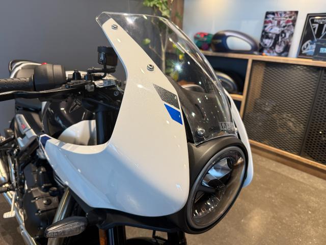 スラクストン400 パールメタリックホワイト／ストームグレー バーエンドミラー シングルシートカウル グラブバー