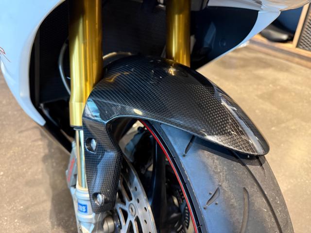 デイトナ675R クリスタルホワイト／ジェットブラック エンジンプロテクトカバー クイックシフター 前後オーリンズ ブレンボ