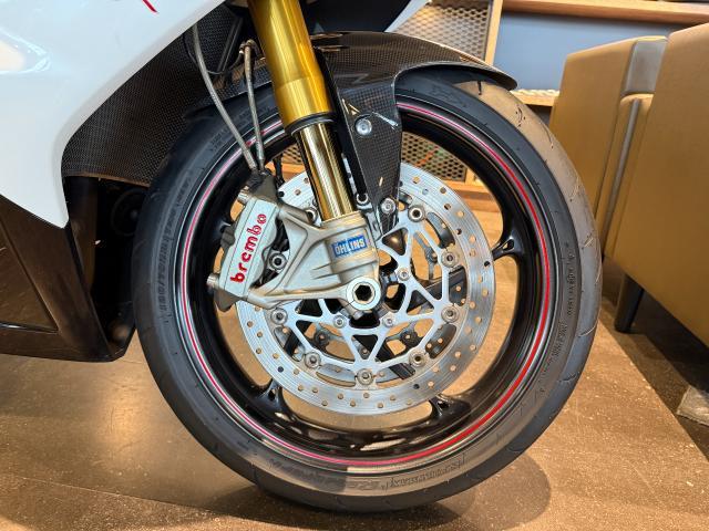 デイトナ675R クリスタルホワイト／ジェットブラック エンジンプロテクトカバー クイックシフター 前後オーリンズ ブレンボ