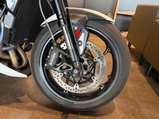 ストリートトリプル765R クリスタルホワイト 正規ディーラー認定中古車 ETC2．0 USB 