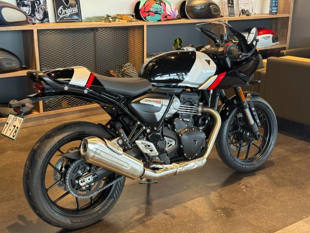スラクストン400 正規ディーラー認定中古車 新車保証残有 ファントムブラック／アルミニウムシルバー シートカウル