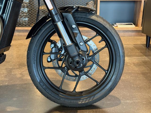 スラクストン400 正規ディーラー認定中古車 新車保証残有 ファントムブラック／アルミニウムシルバー シートカウル