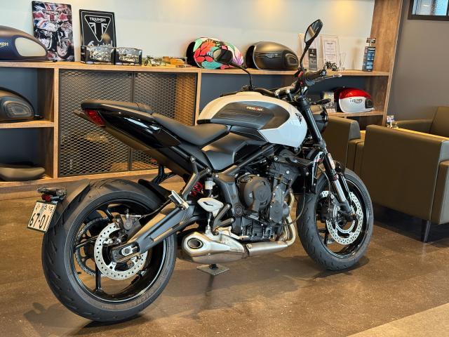 トライデント660 2026年モデル 新車保証残有り スノードニアホワイト 純正プロテクター各種 クイックシフター