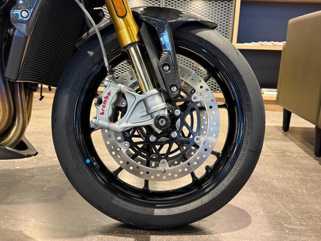 スピードトリプル1200RR クリスタルホワイト プロテクター各種 サイレンサーステー ETC USB電源
