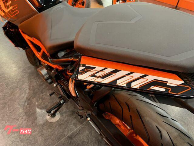 ＫＴＭ ３９０デューク　グラフィック特別仕様　２０２２年　正規モデル　シルバー　新車の画像（東京都