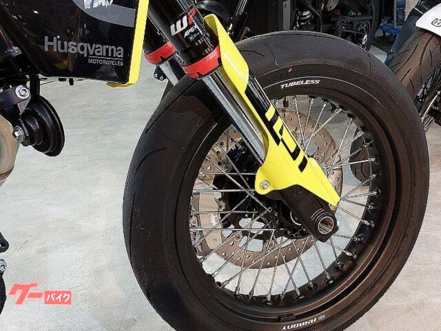 HUSQVARNA 701スーパーモト 2023年 正規輸入