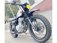 スズキ　グラストラッカーＶＭＸスクランブラー　都会的モトクロス　デイトナ２連メーター　前後オフロードタイヤ　アーバンダート林道スタイル