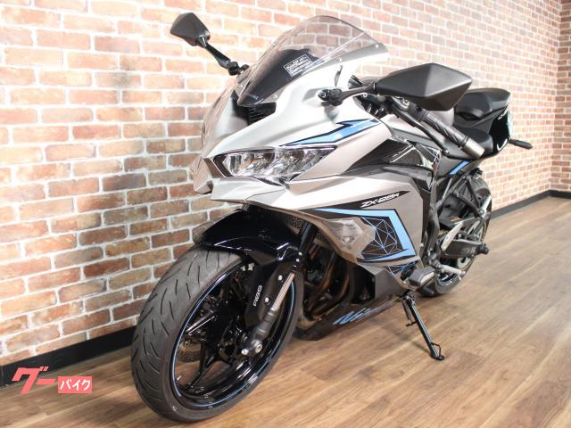 ころ Ninja ZX-25R タンクフロントプレート – A-TECH Online Shop