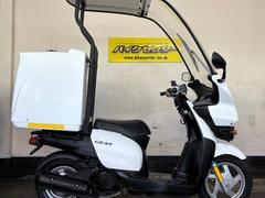ヤマハ　ＧＥＡＲ　２０１１年モデル　ホワイトソリッド　ルーフ付き　パーキングスタンド　リアボックス　ワイパー　ノーマル　インジェクション