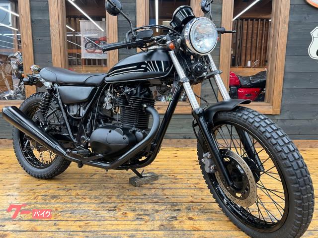 ２５０ＴＲ　２００２年　ブラックアウト　フラットバーハンドル　フラットシート　前後ウインカー　トラッカースタイル