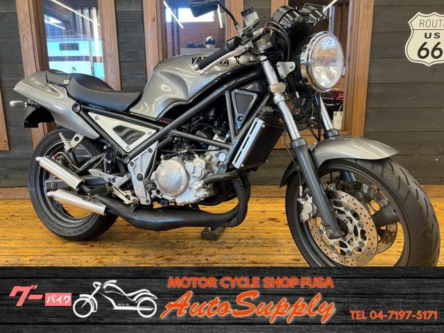Ｒ１−Ｚ　３ＸＣ３型後期モデル　右２本出しクロスチャンバー　フロントラジアルマスター　ＥＡＲＬＳメッシュホース　タンクパッド付