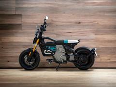 ＢＭＷ　ＣＥ０２　電動バイク　ＴＦＴディスプレイ　電動リバースギア　スマホホルダー　普通自動二輪免許でＯＫ　充電器付き　２０２４年新車