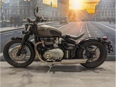 ＴＲＩＵＭＰＨ　ボンネビル　ボバー　マットグレー　２０１７年モデル　中古車