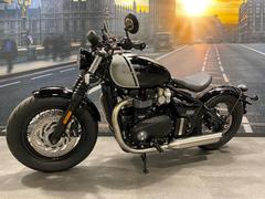 ＴＲＩＵＭＰＨ　ボンネビル　ボバー　ジェットブラック／アッシュグレー　２０２４年モデル　中古車