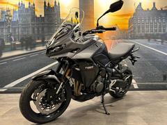 ＴＲＩＵＭＰＨ　タイガースポーツ８００　グラファイト／サファイアブラック　２０２５年モデル　中古車