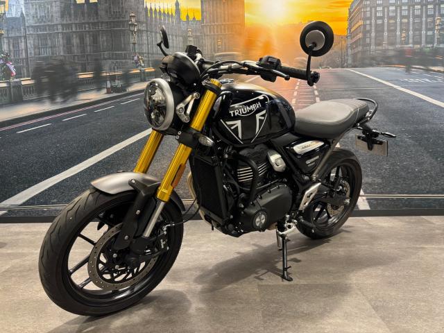 スピード400 ファントムブラック／ストームグレイ 2024年モデル 中古車