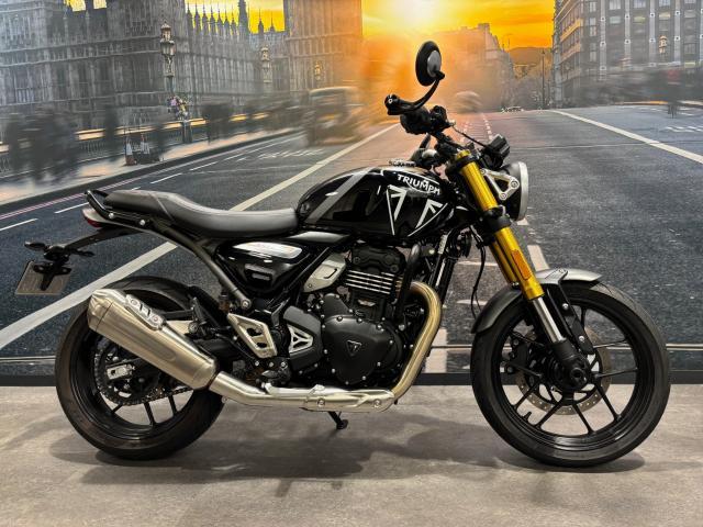 スピード400 ファントムブラック／ストームグレイ 2024年モデル 中古車