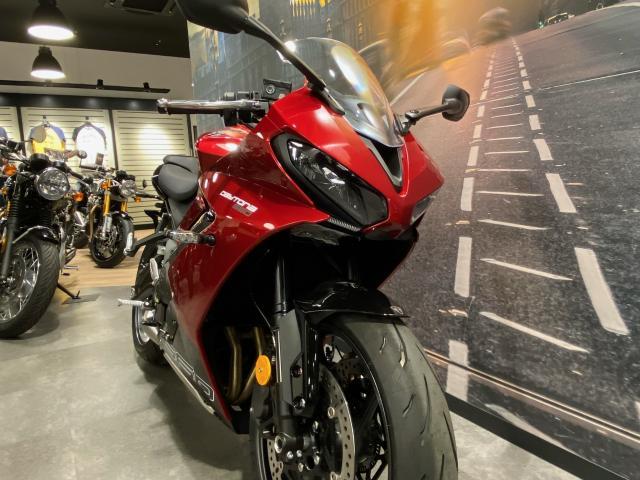 デイトナ660 カーニバルレッド／サファイアブラック 2024年モデル 中古車