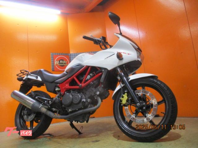 ＶＴＲ２５０Ｆ　２０１３年モデル　ＬＥＤヘッドライト　社外キャリア　パールサンビームホワイト