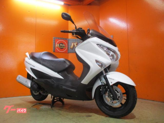 バーグマン２００ＡＢＳ　２０２１年　ＬＥＤヘッドライトバルブ　イモビアラーム　アジャスター機能付きグリップヒーター　ＵＳＢ電源