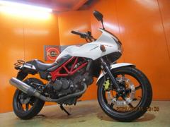 ホンダ　ＶＴＲ２５０Ｆ　２０１３年モデル　ＬＥＤヘッドライト　社外キャリア　パールサンビームホワイト