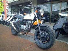 ホンダ　Ａｐｅ　４サイクル５速ミッション　ＦＩ車　ステンレスマフラー　スワローハンドル　ホワイト