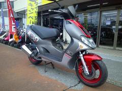 ＫＹＭＣＯ　スーパー９Ｓ　水冷２サイクルエンジン　前後ディスクブレーキ　１２インチタイヤ　ガンメタ＆レッド
