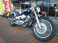 ヤマハ　ドラッグスター４００　空冷Ｖツインエンジン　スラッシュカットマフラー　ブラック