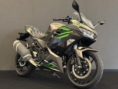 カワサキ　Ｎｉｎｊａ　４００　２０２６年モデル　メタリックマットグラファイトグレー　メタリックマグネティックダークグレー