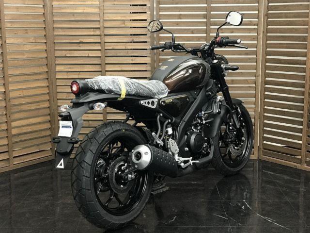 ヤマハ XSR125 2025年モデル ベリーダークオレンジ