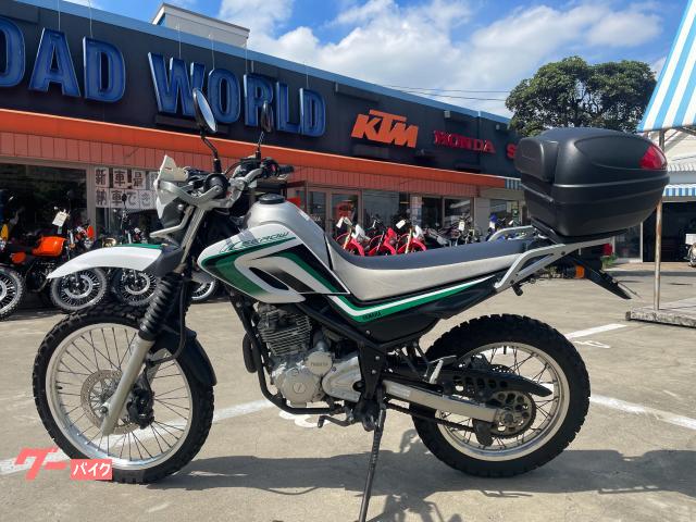 ヤマハ セロー２５０　ＤＧ１７Ｊ型２０１０年式　インジェクションモデル　シルバータンク　ハンドガード　リアキャリア　リアボックスの画像（神奈川県