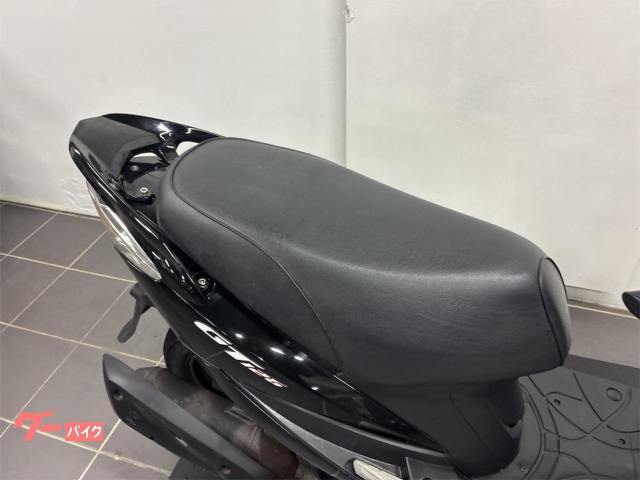 非常に良いエンジン。SYM (GT) 125。バッテリーは新品。デジタルメーター付き。フロントディスクブレーキ付き。非常に速いバイク。19586キロ。 SYM GT125 FI フロントディスクブレーキ ガソリン残量
