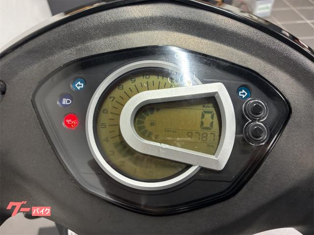 優れたエンジン。SYM GT125。バッテリーは完全に充電されています。エンジン オイルは新品です。デジタル スピードメーター。非常に高速なバイクです。フロント ディスク ブレーキ付き。サイド スタンド付き。 ◆安い価格で安心して乗れる良いバイクを提供しています。 SYM GT125 FI フロントディスクブレーキ ガソリン残量