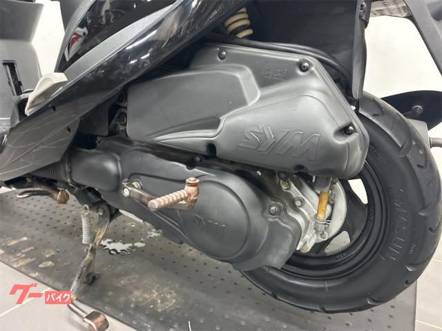 非常に良いエンジン。SYM (GT) 125。バッテリーは新品。デジタルメーター付き。フロントディスクブレーキ付き。非常に速いバイク。19586キロ。 SYM GT125 FI フロントディスクブレーキ ガソリン残量