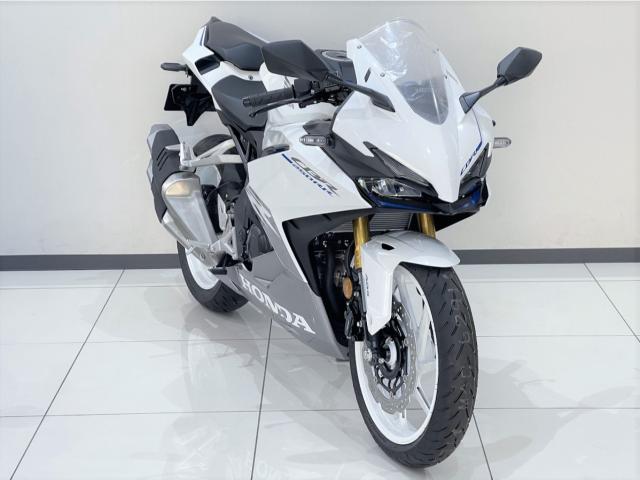 cbr250rr 2023 パールグレアホワイト kabutoヘルメット たまらな