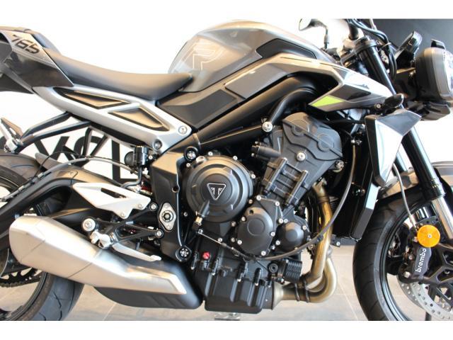 ストリートトリプルR 純正アクセサリー多数装備 認定中古車 2024年モデル ABS Silver Ice