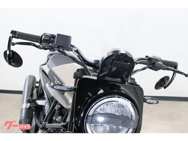 スヴァルトピレン701、
ヘッドカバー純正オプションパーツ 綺麗だと思うバイクを初めて見た。スヴァルトピレン701。 | Mono