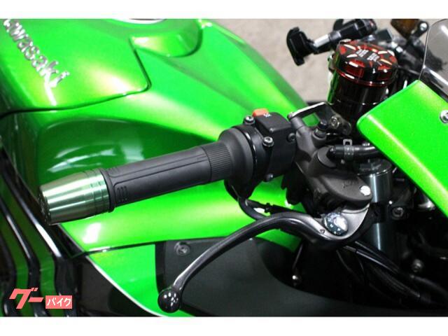 ぱんぱかぱんだ　11、86 400cc 80ps】ZX-4RRはぶっ飛んだ兵器なのか!? ニーハン乗りが