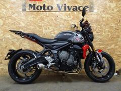 ＴＲＩＵＭＰＨ　トライデント６６０　クイックスフター　ＥＴＣ　ＧＰＲマフラー　水冷４ストローク並列３気筒　シルバーアイス