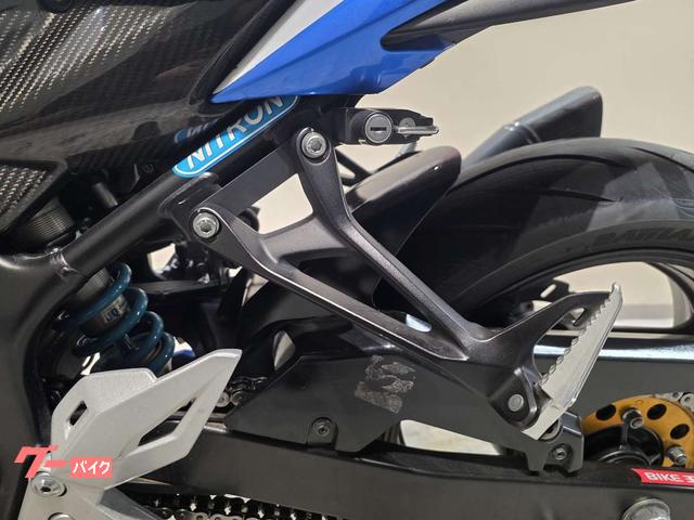 スズキ GSR750 ヨシムラマフラー装備 ナイトロンリア スズキ GSR750 ヨシムラマフラー装備 ナイトロンリア