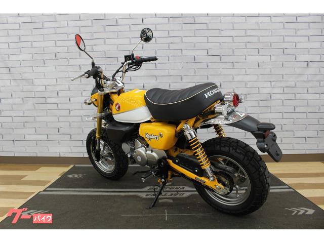 モンキー125 イエロー 数人と商談中 ホンダ モンキー125ABS 2019年モデル｜バイク館三郷上彦名店