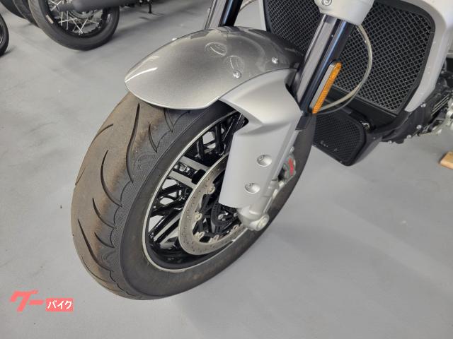 TRIUMPH ロケット3 GT 3気筒2458cc バーエンドミラー